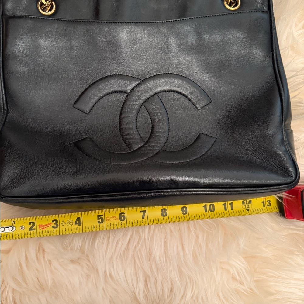 CHANEL Black CC Logo Shoulder Bag with Gold Chain Trim - Picture 8 of 15